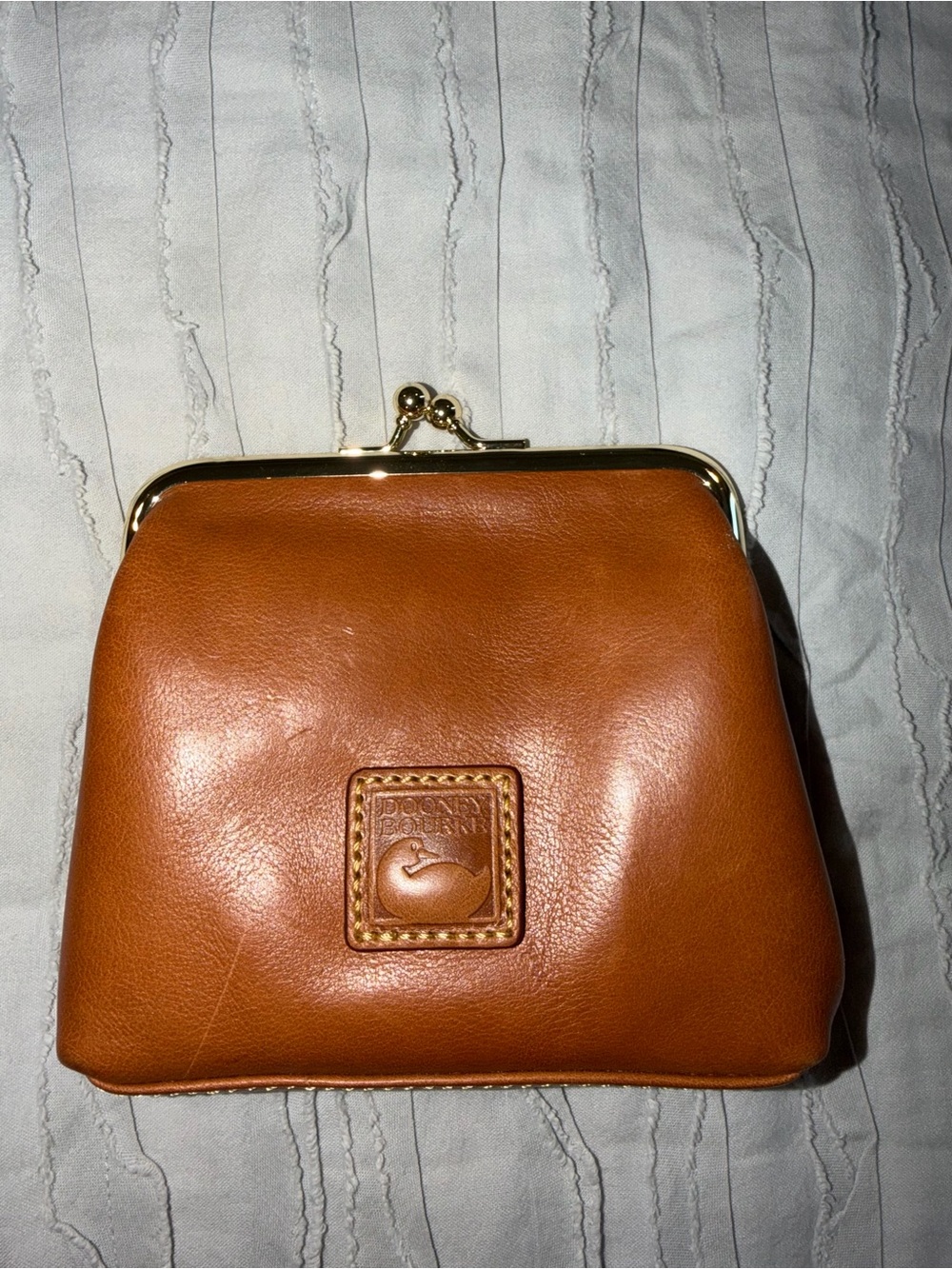 Dooney and Bourke kiss lock card/count pouch in natural.